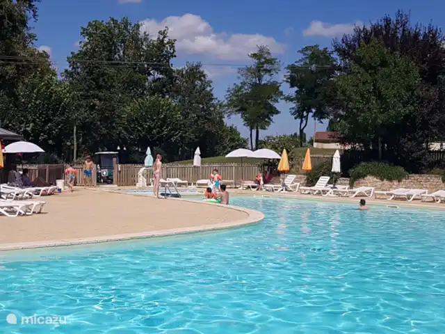 Location de Vacances France, Lot, Gourdon, gîte / cottage - Belle maison de vacances en Dordogne/Lot belle piscine avec chaises longues et bassin pour enfants séparé. La piscine est adjacente au bar avec restaurant