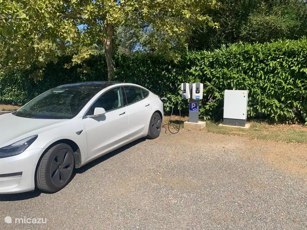 Eine der Verbesserungen des Jahres 2023: eine echte Ladestation. Jetzt kommen Sie beruhigt mit leerem Akku an.