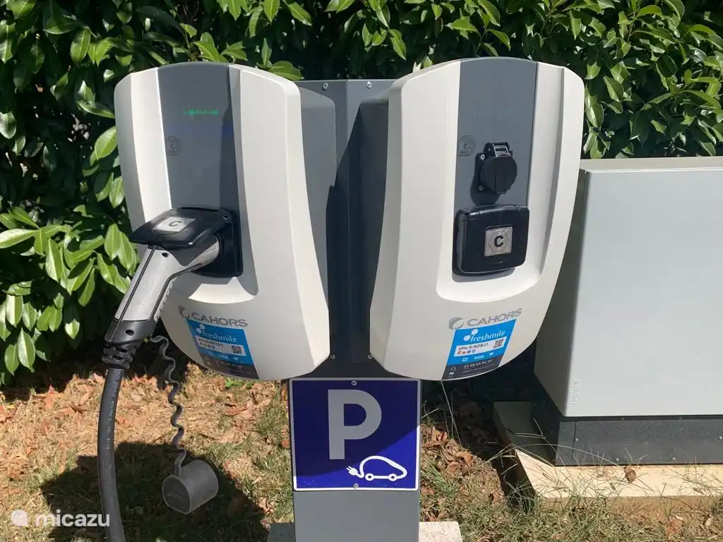 Die Ladestation funktioniert auch mit niederländischen Tankkarten (z. B. Shell Recharge).