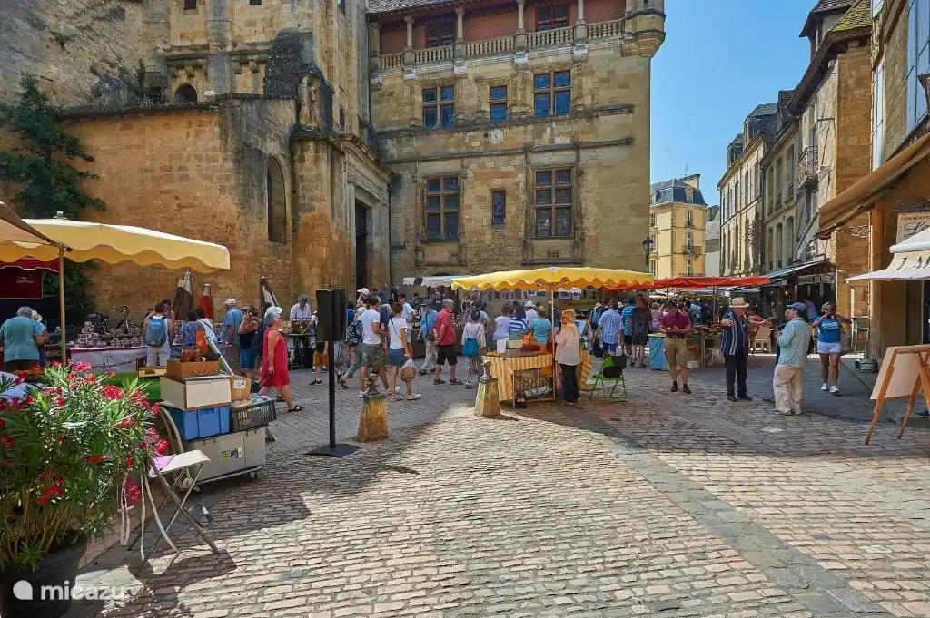 Sarlat La Caneda – wunderschöne Stadt, weniger als 30 Autominuten entfernt.