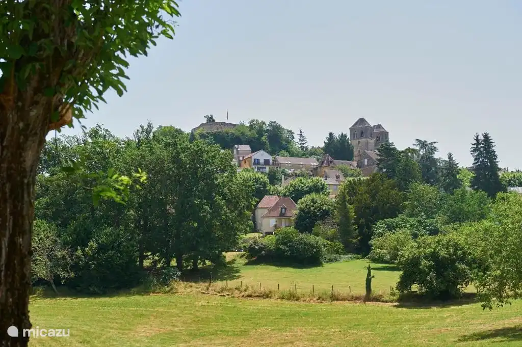 Wunderschöne Aussicht auf Gourdon beim morgendlichen Spaziergang zur Bäckerei im Dorf für das tägliche Croissant!