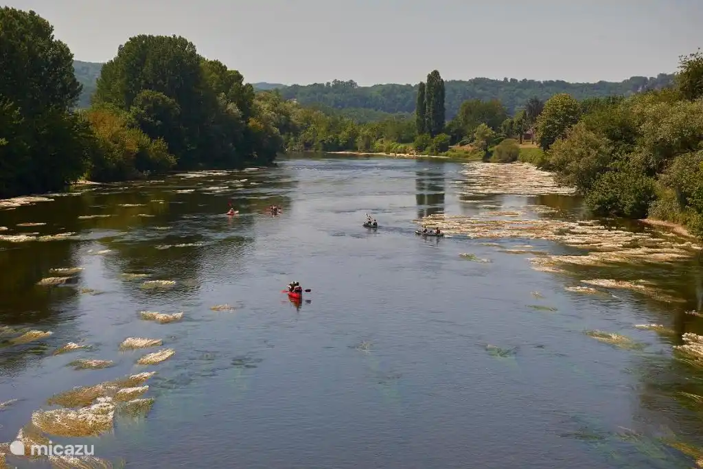 Genießen Sie das Paddeln auf der Dordogne mit einem Picknick am Ufer und einem gelegentlichen Bad zur Abkühlung!