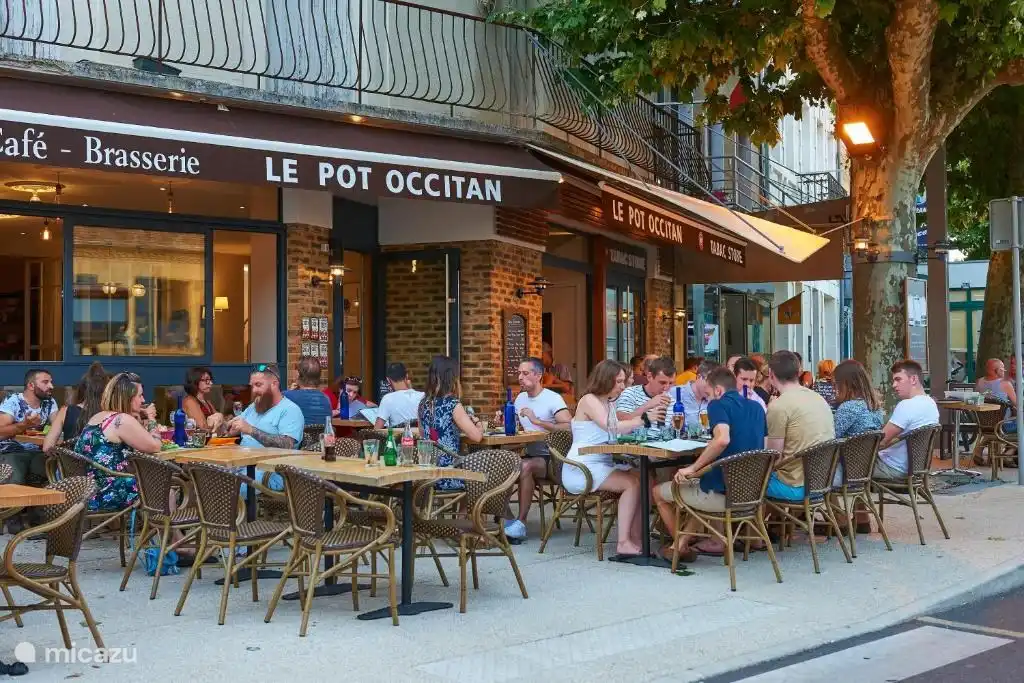 Unser Lieblingsort für einen Espresso mit Croissant am Morgen, ein Bier am Nachmittag und ein ausgezeichnetes Abendessen am Abend! Das Leben ist rosa!