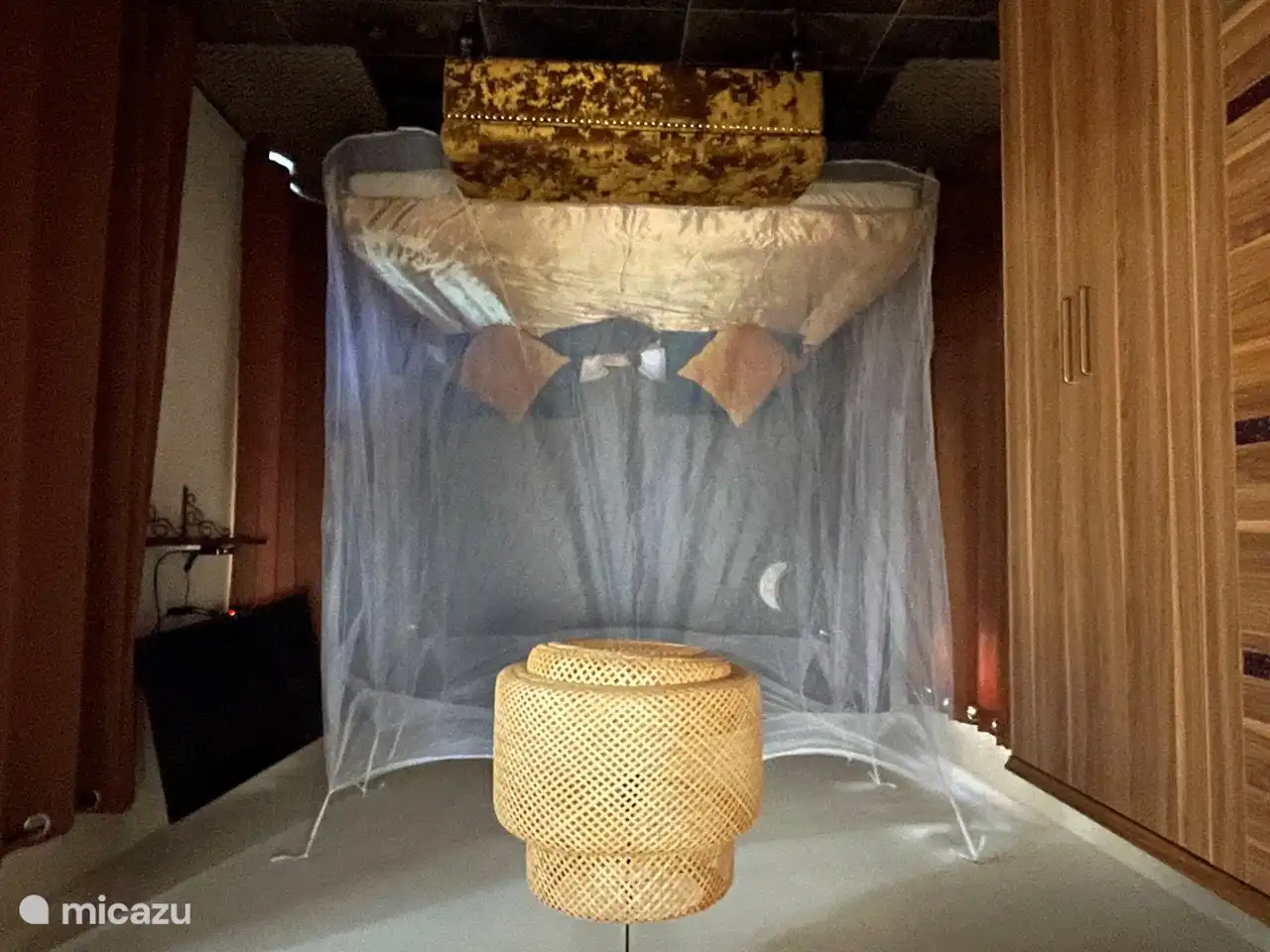 Bett mit Moskitonetz