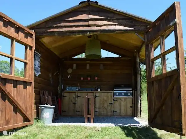 Tente cloche l’Aigle ( 2/4 pers ) | France, Puy-de-Dôme, Gouttières - glamping / tente safari / yourte Cuisine extérieure avec portes Farmhouse