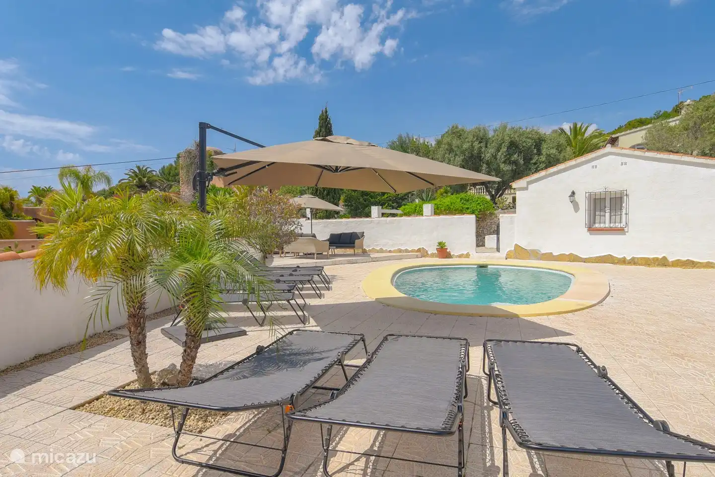 Ten luxury sunbeds are available.