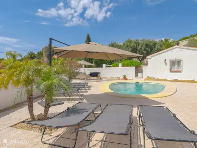 Casa Buenos Tiempos | Espagne, Costa Blanca, Moraira - villa Il y a dix transats de luxe disponibles.