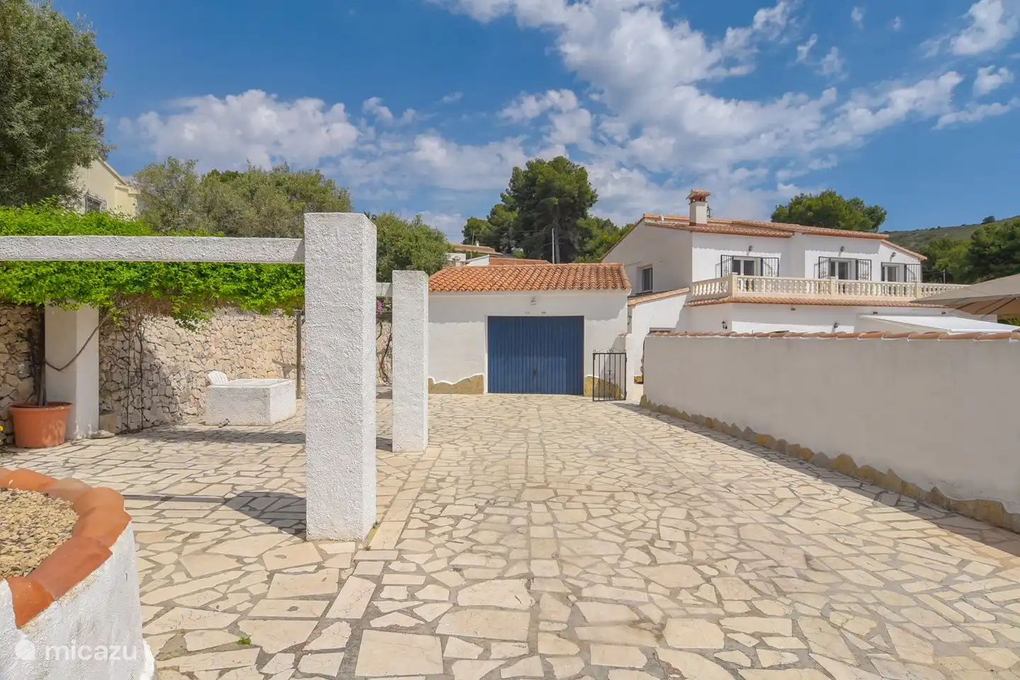 Spacious driveway where two large cars can be parked. A sun screen can be placed between the posts.