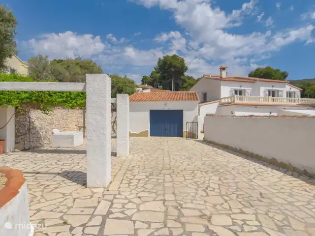 Casa Buenos Tiempos | Espagne, Costa Blanca, Moraira - villa Allée spacieuse où deux grandes voitures peuvent être garées. Un pare-soleil peut être placé entre les poteaux.