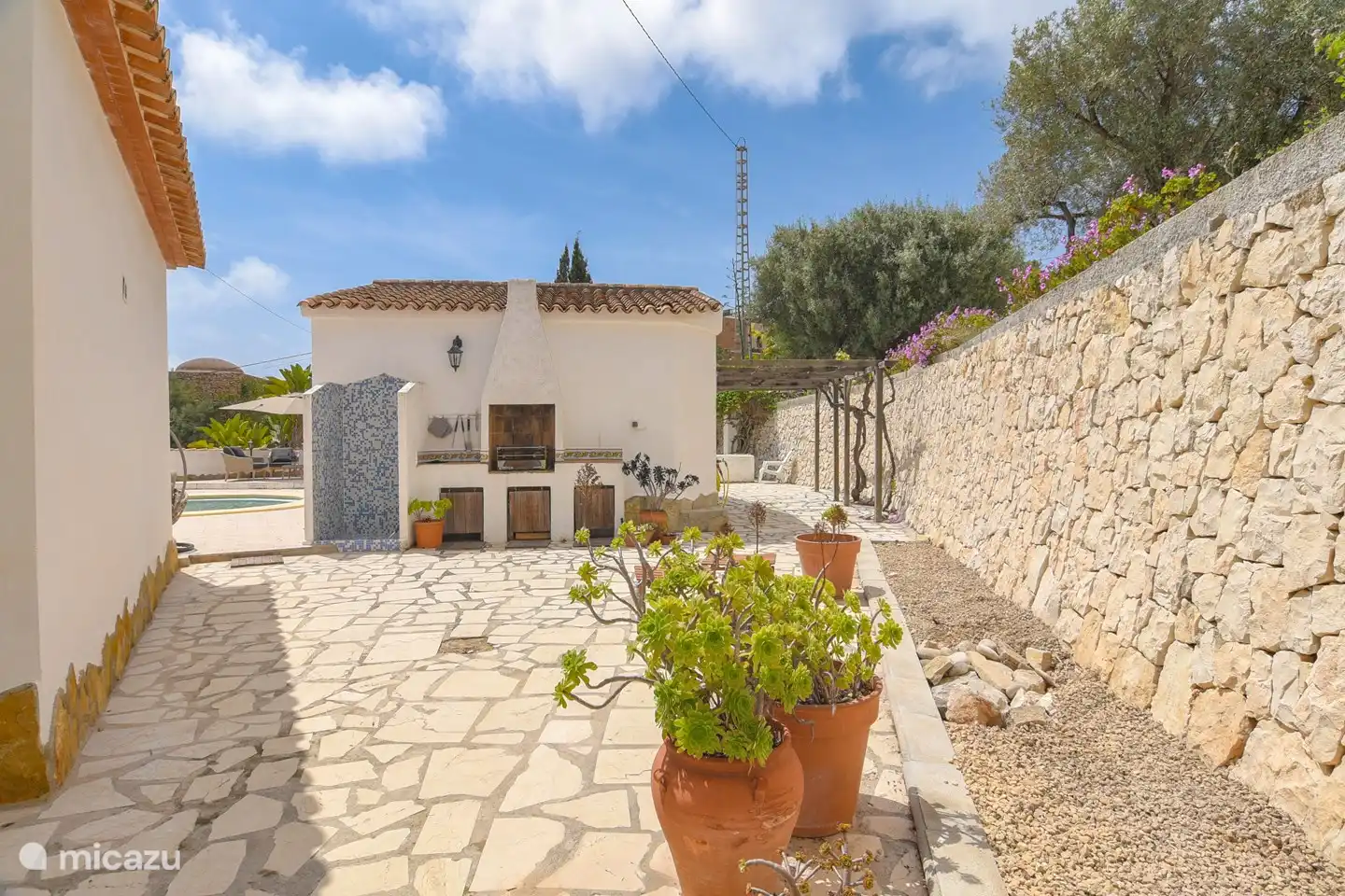 Shower and barbecue. Everything is available for the barbecue for a wonderful evening al fresco dining.