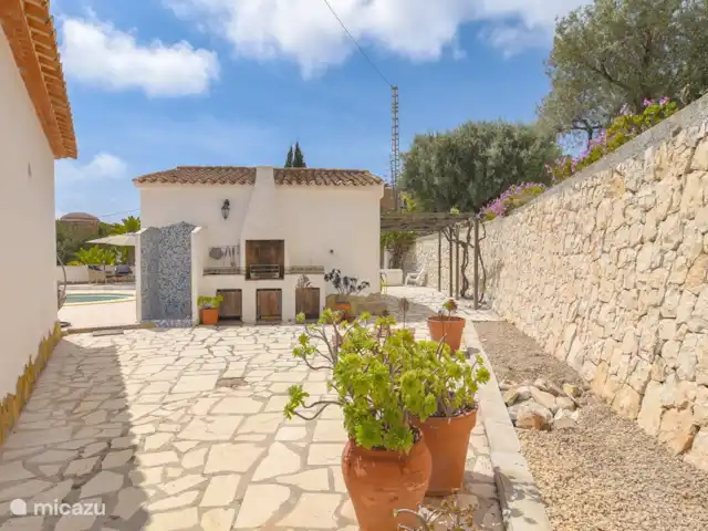Casa Buenos Tiempos | Espagne, Costa Blanca, Moraira - villa Douche et barbecue. Tout est disponible pour le barbecue pour profiter d'une merveilleuse soirée à manger en plein air.