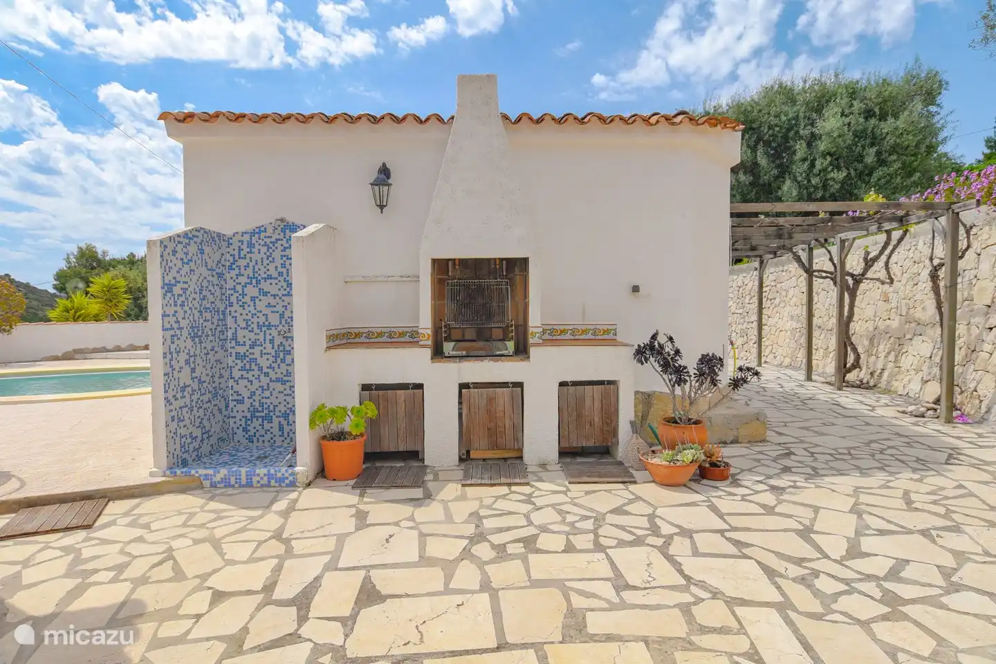 Shower and barbecue. Everything is available for the barbecue for a wonderful evening al fresco dining.