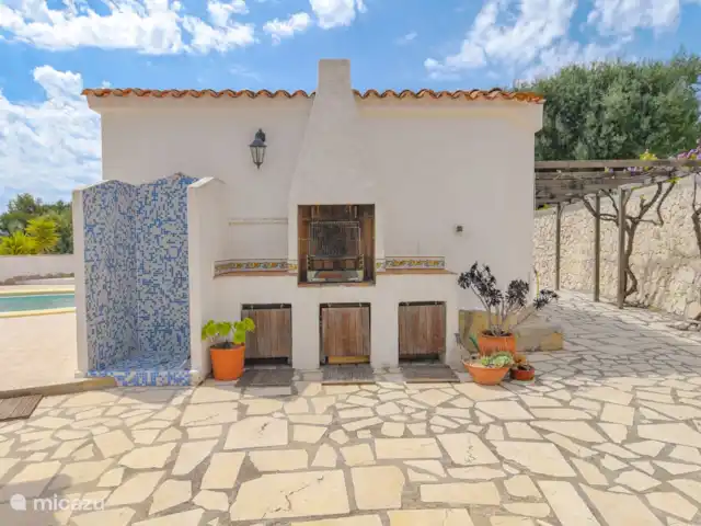Casa Buenos Tiempos | Espagne, Costa Blanca, Moraira - villa Douche et barbecue. Tout est disponible pour le barbecue pour profiter d'une merveilleuse soirée à manger en plein air.