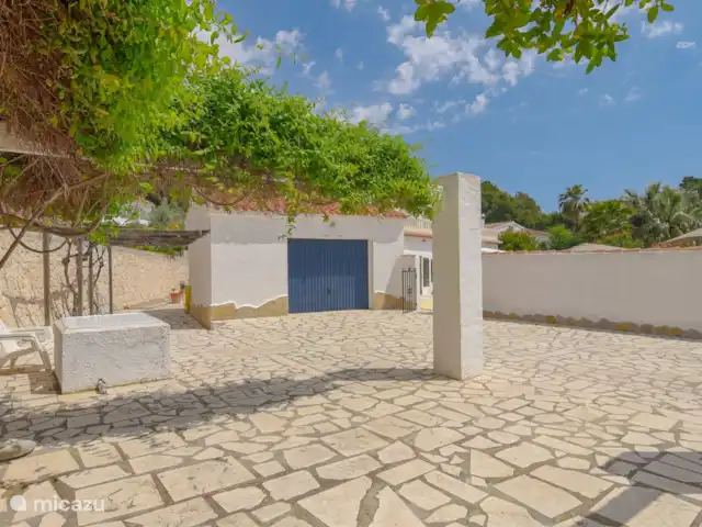 Casa Buenos Tiempos | Espagne, Costa Blanca, Moraira - villa Allée spacieuse où deux grandes voitures peuvent être garées. Un pare-soleil peut être placé entre les poteaux.