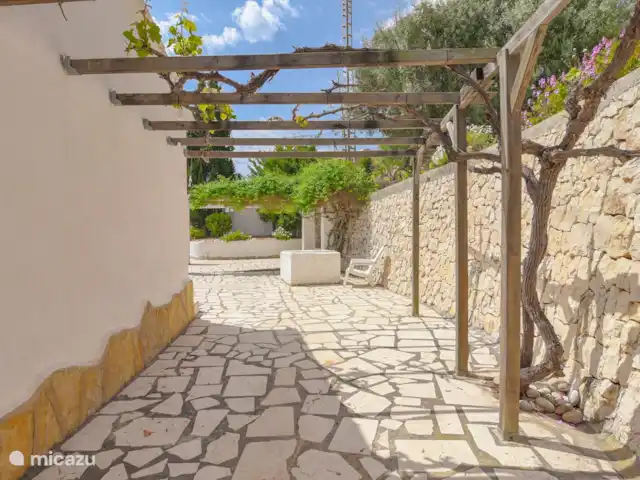 Casa Buenos Tiempos | Espagne, Costa Blanca, Moraira - villa Côté de la maison où vous pouvez vous asseoir sous le buisson de raisin.