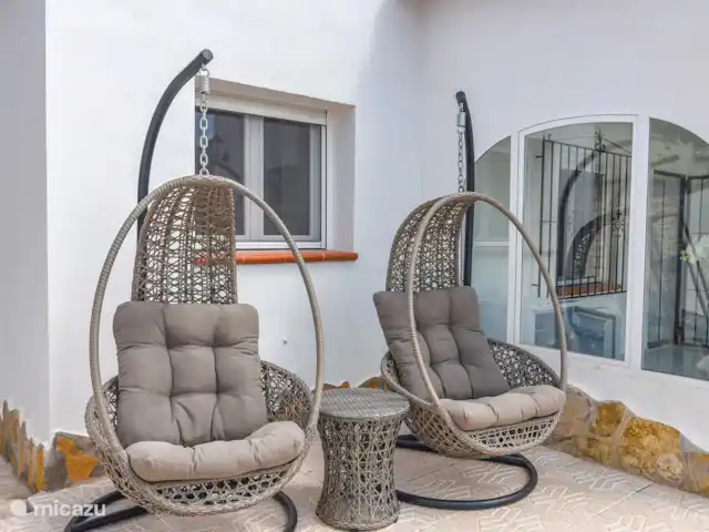 Casa Buenos Tiempos | Espagne, Costa Blanca, Moraira - villa Deux fauteuils suspendus pour se détendre et très appréciés des enfants.