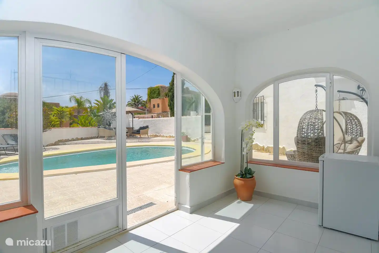 The front porch. Handy to place coats and shoes. There is also an extra fridge for the terrace.