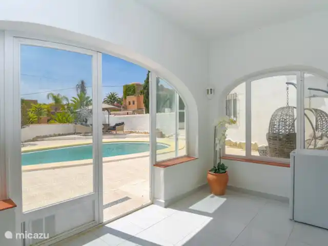 Casa Buenos Tiempos | Espagne, Costa Blanca, Moraira - villa Le porche. Pratique pour placer des vestes et des chaussures. Il y a aussi un réfrigérateur supplémentaire pour la terrasse.