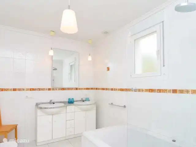 Casa Buenos Tiempos | Espagne, Costa Blanca, Moraira - villa Salle de bain spacieuse avec lavabo, douche, baignoire et toilettes.