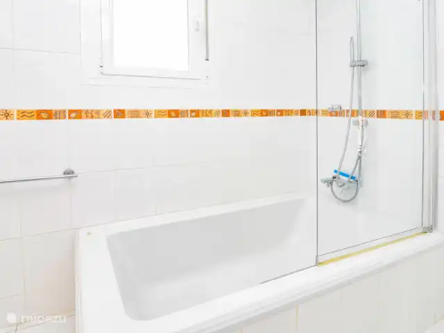 Casa Buenos Tiempos | Espagne, Costa Blanca, Moraira - villa Salle de bain spacieuse avec lavabo, douche, baignoire et toilettes.