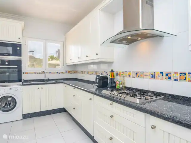 Casa Buenos Tiempos | Espagne, Costa Blanca, Moraira - villa Cuisine moderne avec micro-ondes, four, plaque de cuisson au gaz, lave-vaisselle, lave-linge, réfrigérateur et machine Nespresso.