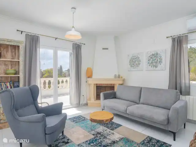 Casa Buenos Tiempos | Espagne, Costa Blanca, Moraira - villa Deuxième salon au premier étage.
Il y a aussi un canapé-lit ici.
Il y a une télévision intelligente et Internet.