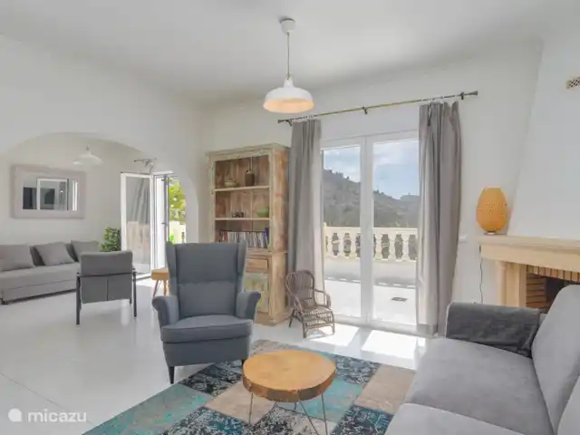 Casa Buenos Tiempos | Espagne, Costa Blanca, Moraira - villa Deuxième salon au premier étage.
Il y a aussi un canapé-lit ici.
Il y a une télévision intelligente et Internet.