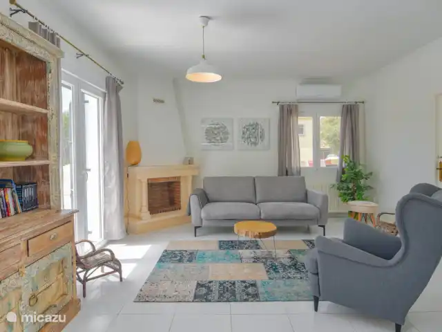 Casa Buenos Tiempos | Espagne, Costa Blanca, Moraira - villa Deuxième salon au premier étage.
Il y a aussi un canapé-lit ici.
Il y a une télévision intelligente et Internet.