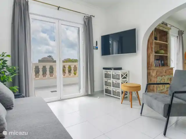 Casa Buenos Tiempos | Espagne, Costa Blanca, Moraira - villa Deuxième salon au premier étage avec portes-fenêtres donnant sur le balcon.