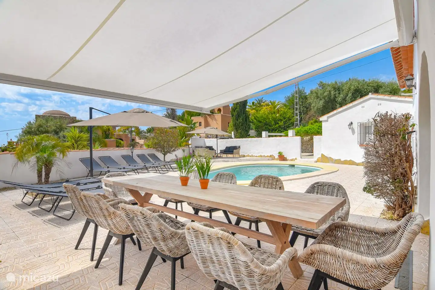 Sit in the shade with ten people and enjoy the delicious Mediterranean food.