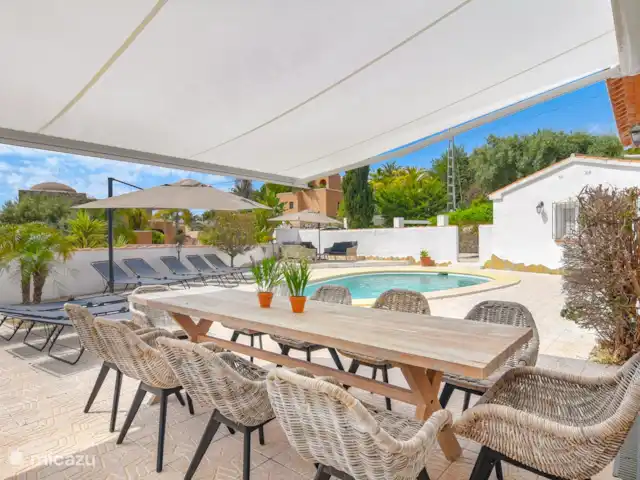 Casa Buenos Tiempos | Espagne, Costa Blanca, Moraira - villa Asseyez-vous à l'ombre avec dix personnes et savourez la délicieuse cuisine méditerranéenne.