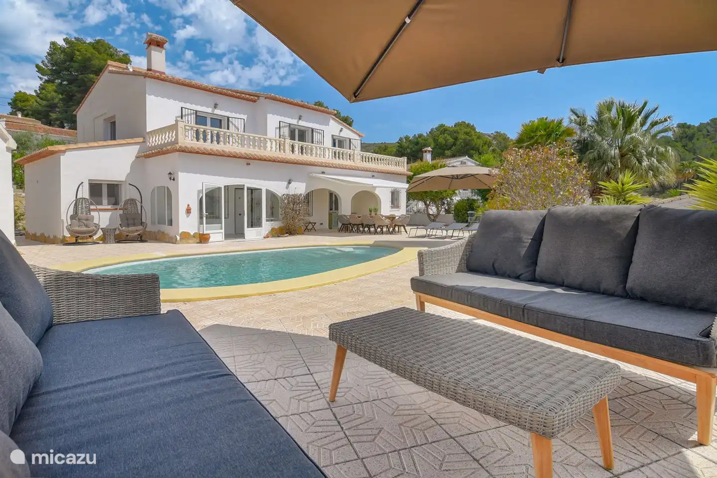 Several places in the garden to chat with each other while enjoying a drink or to read a book.