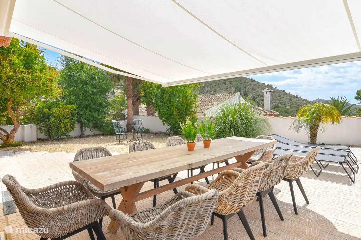 A sunshade of more than 5 meters long.