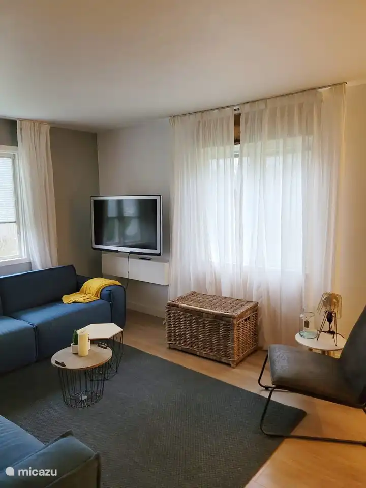 Ein Fernseher in der Sitzecke