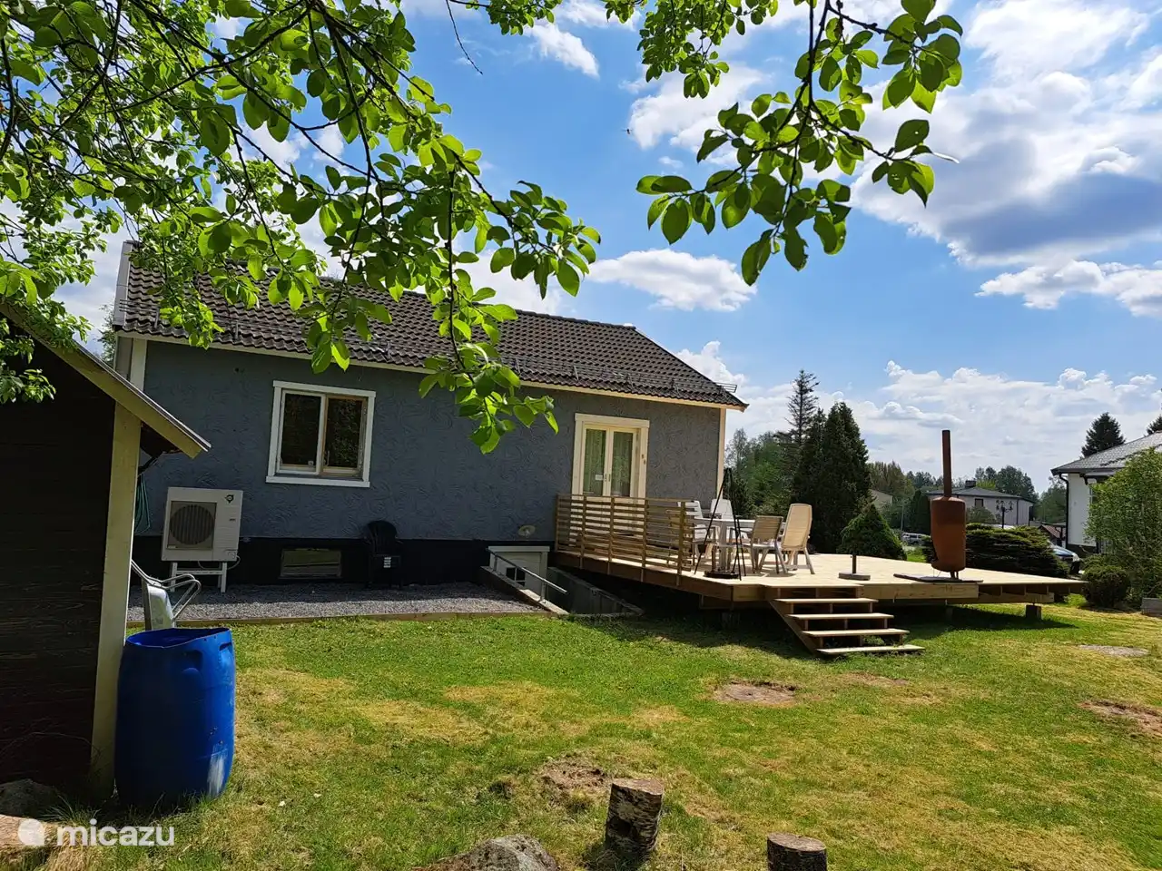 Blick vom Hinterhof auf das Haus mit Terrasse
