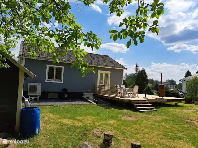 Location de Vacances Suède, Värmland, Nykroppa, maison de vacances - Maison SARAH à plus+service complet Vue de la cour arrière sur la maison avec terrasse