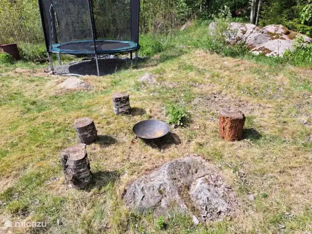 Location de Vacances Suède, Värmland, Nykroppa, maison de vacances - Maison SARAH à plus+service complet Foyer et trampoline ern dans la cour