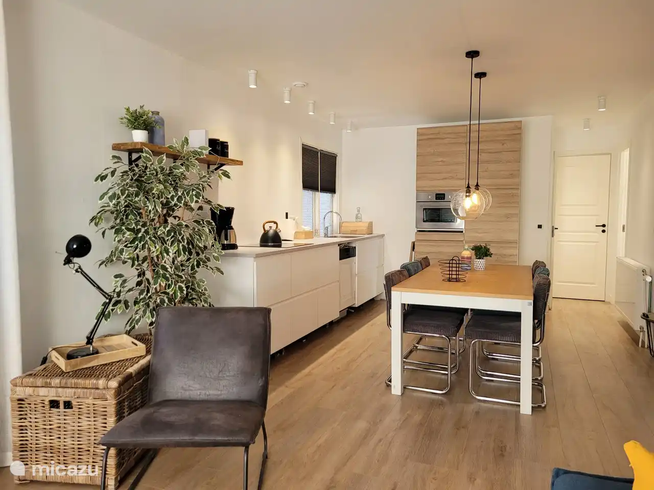 Übersichtliche Küche mit Essbereich