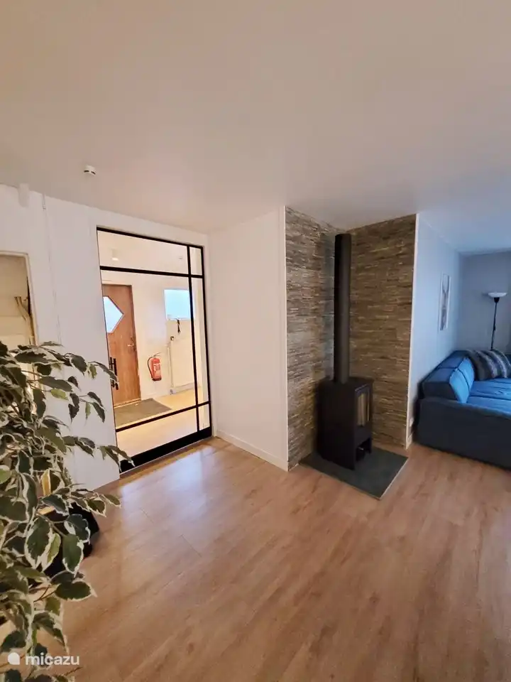 Ein Holzofen (Stand September 2024) zwischen Wohnzimmer und offener Küche