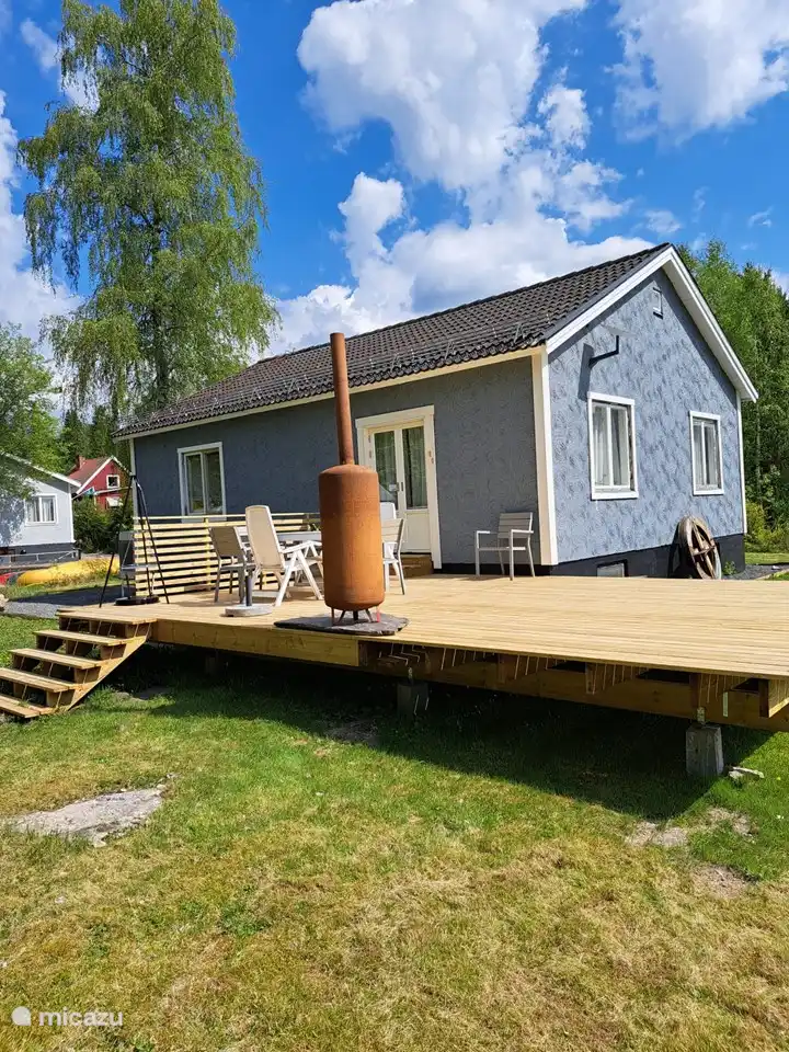 Geräumige Holzterrasse