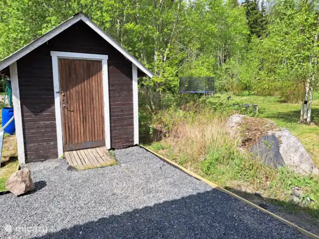 Location de Vacances Suède, Värmland, Nykroppa, maison de vacances - Maison SARAH à plus+service complet Grange commune aux deux gîtes. Stockage de vélos, bois, outils et canoës dans le jardin