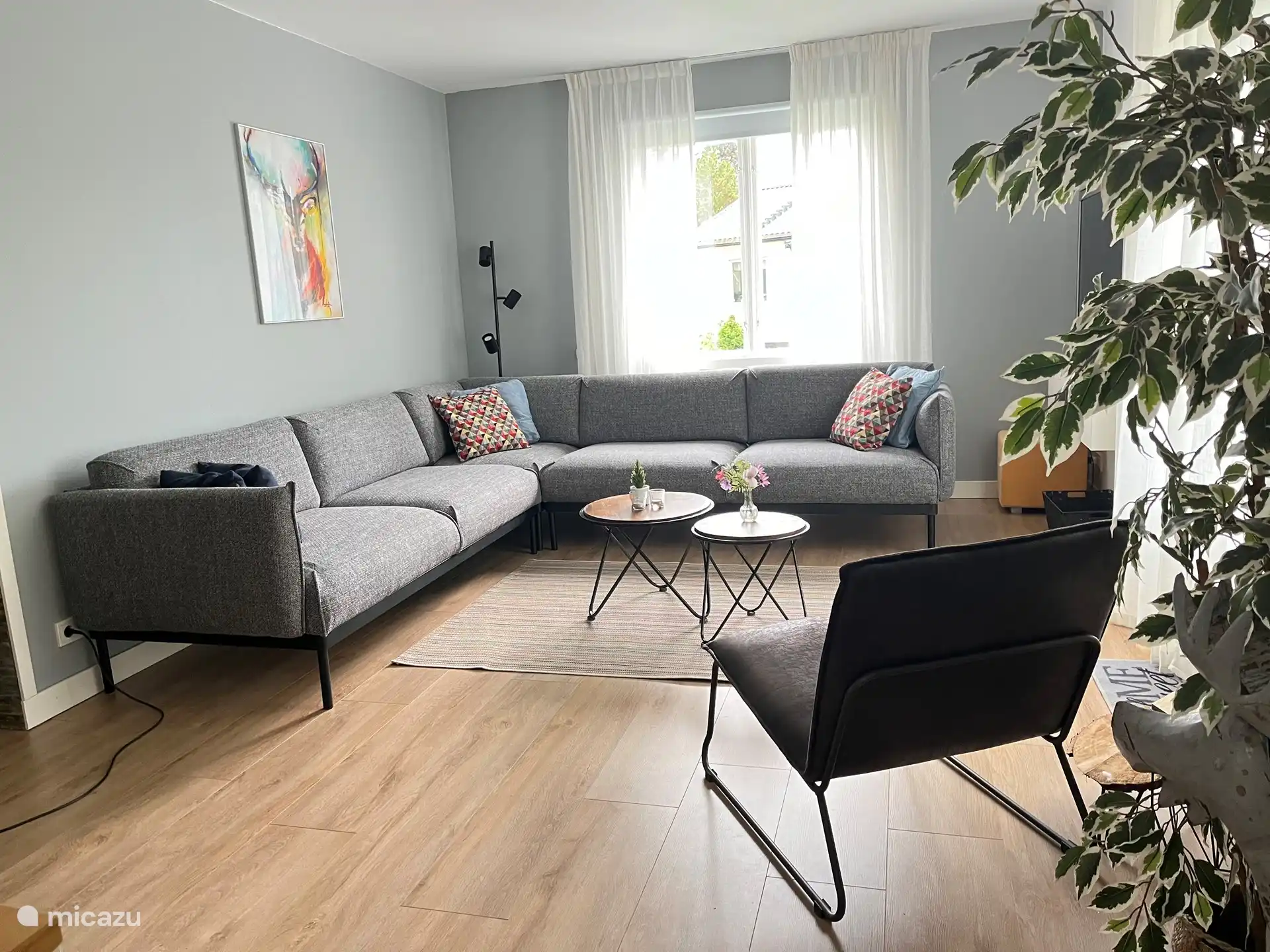 Gemütliches Wohnzimmer mit Terrassentüren zur Terrasse