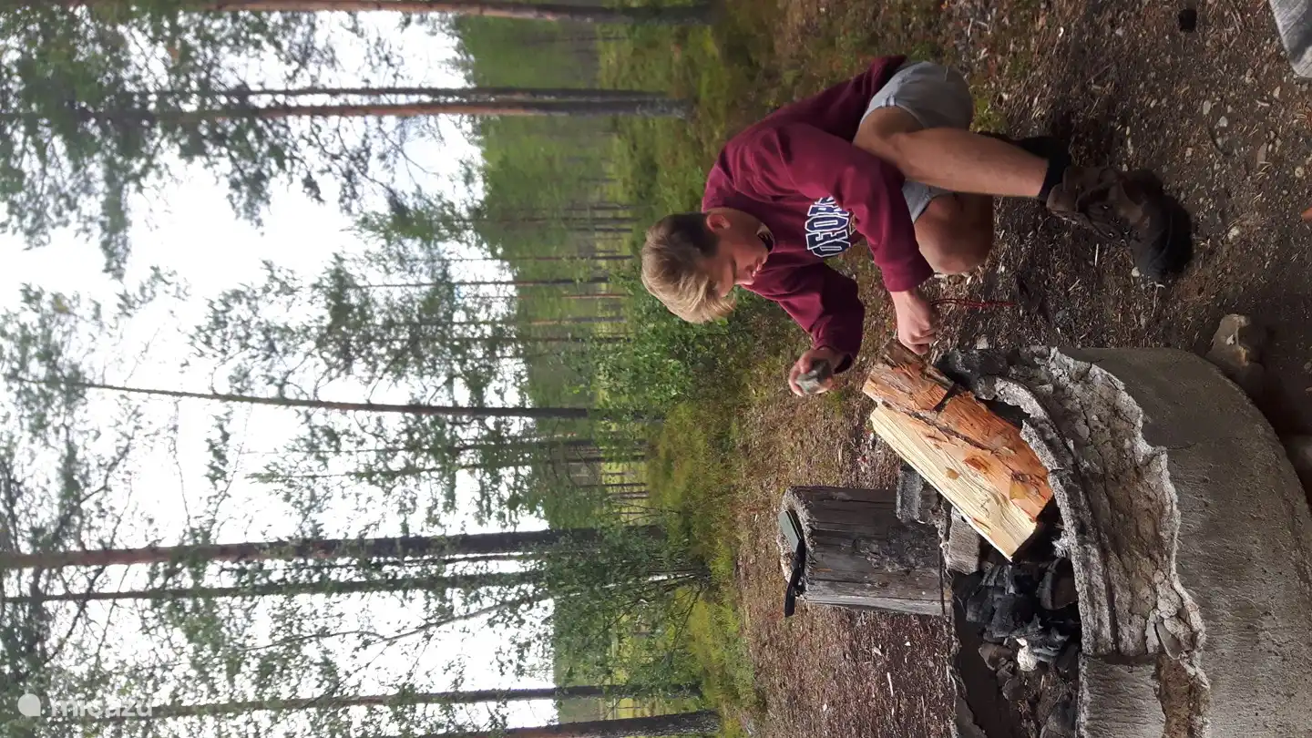 Entzünde ein Feuer in der Wildnis.