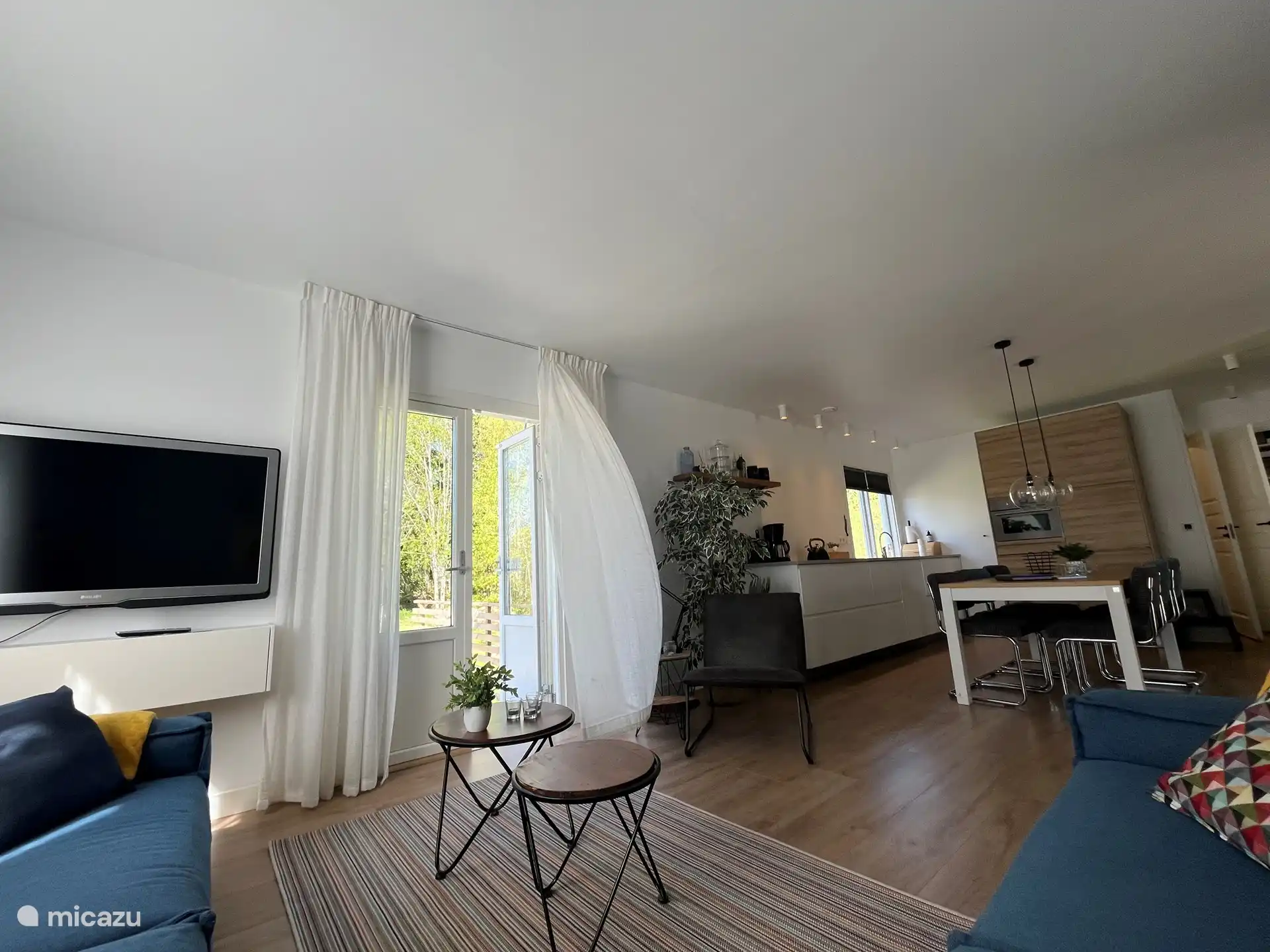 Ein großzügiger Sitzbereich mit Blick auf den Garten.