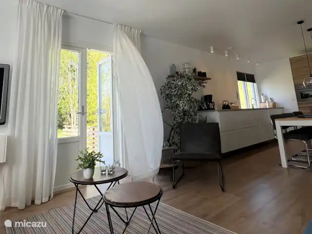 Location de Vacances Suède, Värmland, Nykroppa, maison de vacances - Maison SARAH à plus+service complet Un coin salon spacieux donnant sur le jardin.
