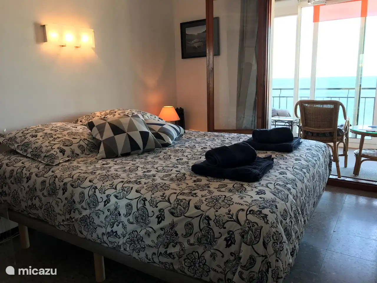 Das geräumige Doppelbett mit neuer Matratze, Aufwachen und dann diese Aussicht!