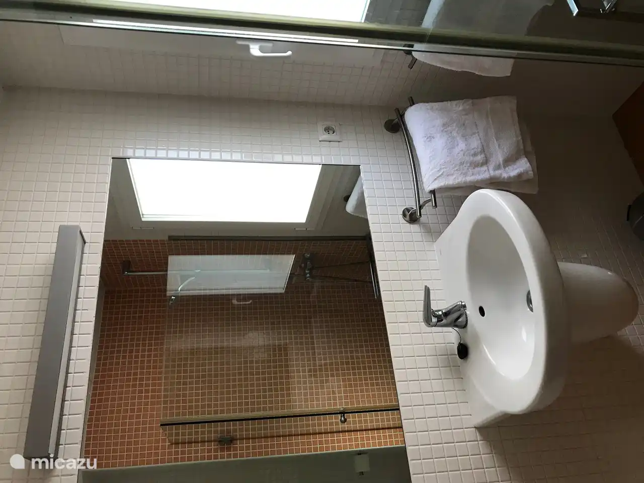 Das hygienische Badezimmer ist mit allem Notwendigen ausgestattet 