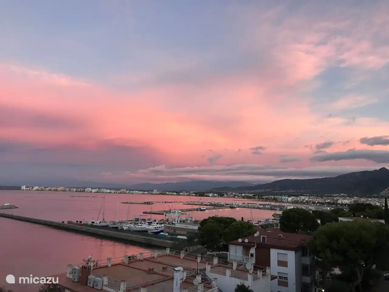 Rosen-Skyline während des Sonnenuntergangs