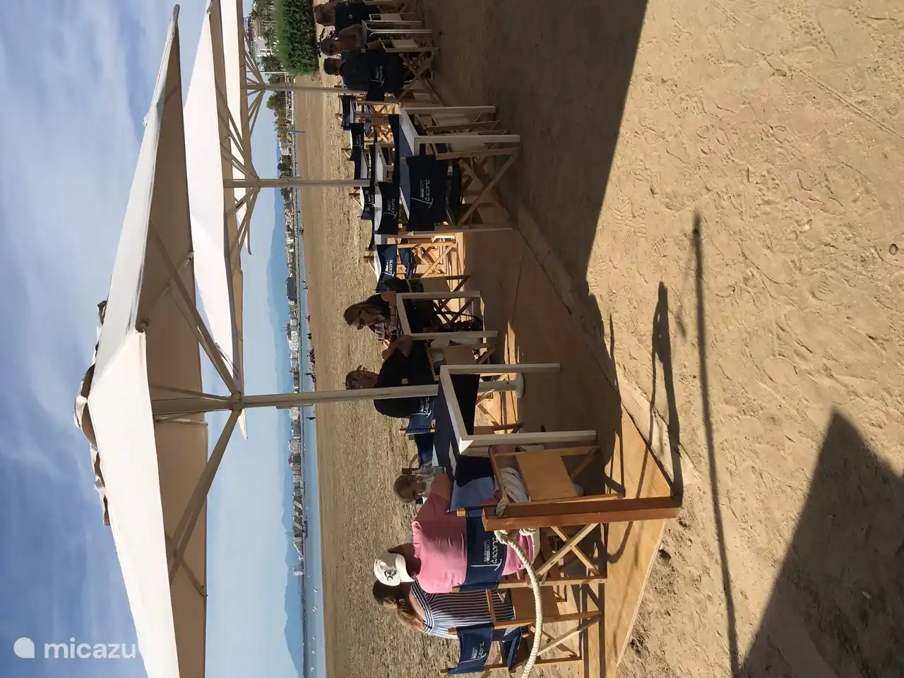 Mittagessen mit den Füßen im Sand