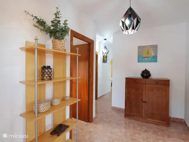 villa en España, Costa del Sol, Comares – villa el deseo El hall de entrada con acceso directo a la cocina y sala de estar.